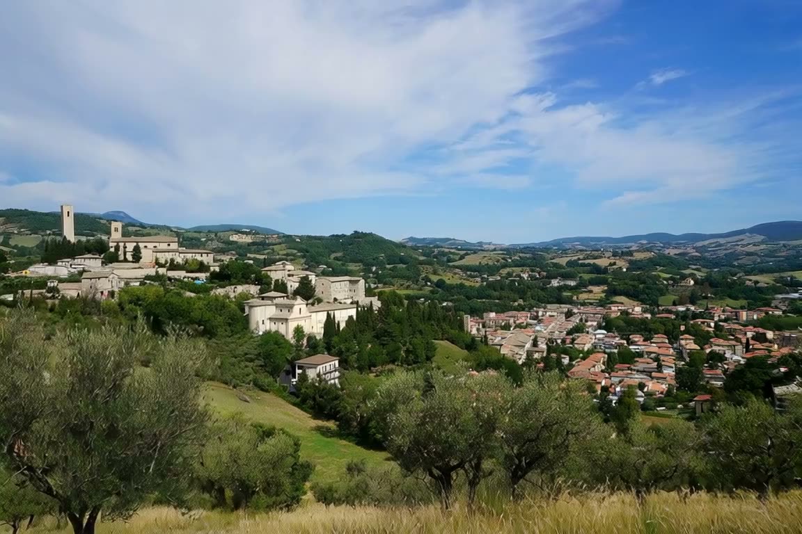 Veduta di San Severino Marche dalle colline, con le torri e il centro storico